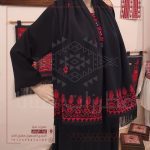 سكارف مطرز يدوياً مستطيل الشكل على شكل قلب وريشة توتية