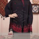 سكارف مطرز يدوياً بنقشة ريش التوت وأوراق الشجر