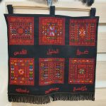 شماعات التطريز الفلاحي تنتقل إلى المدن الفلسطينية